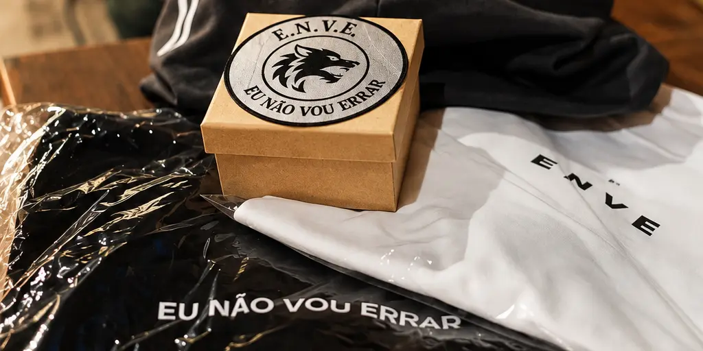 Kit de boas-vindas da ENVE com caixa do lobo e camisetas