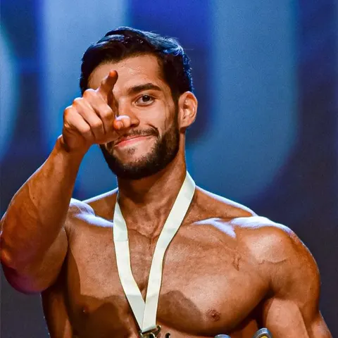 Pedro Maia no palco de uma competição de fisiculturismo natural